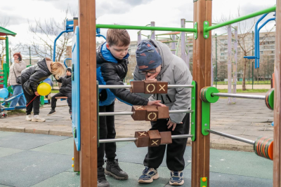 В Златополе открыли инклюзивную детскую площадку