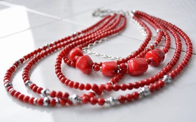 Колье, ожерелье, бусы: в чем разница, особенности украшений