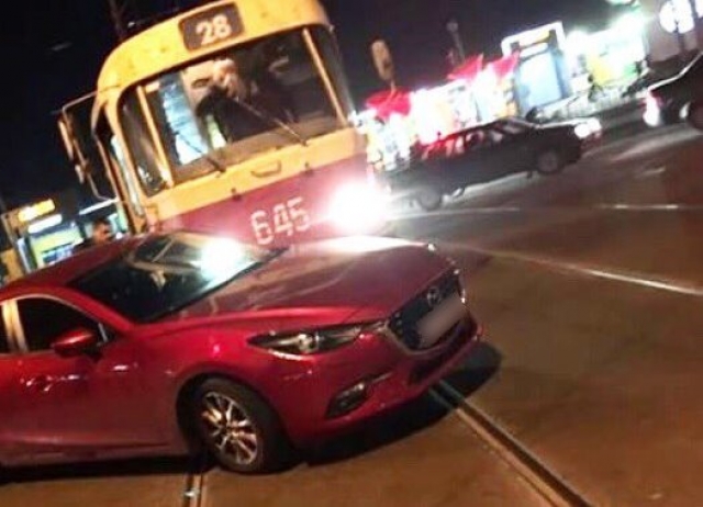 На Салтовке столкнулись иномарка и трамвай