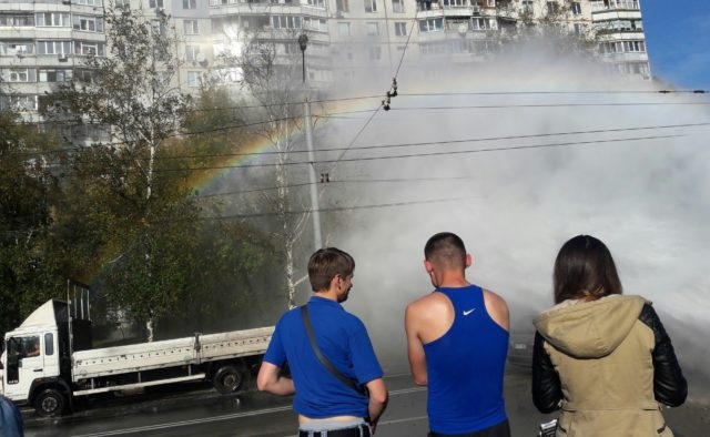 В Харькове из-под земли забил фонтан (видео)