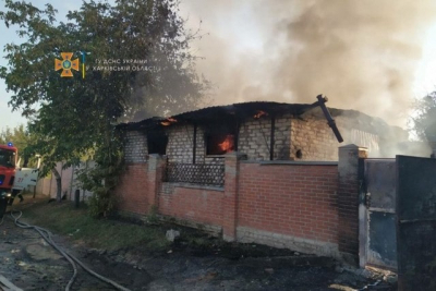 Во время пожара в гараже пострадал мужчина, сгорели машины и мотоциклы (фото)