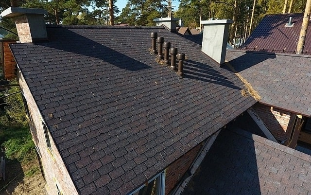 Битумная черепица: особенности, плюсы и минусы, для чего подойдет