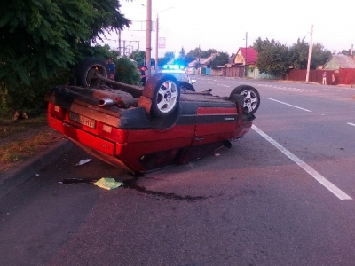 В Харькове «восьмерка» снесла дерево, водитель скрылся (фото)