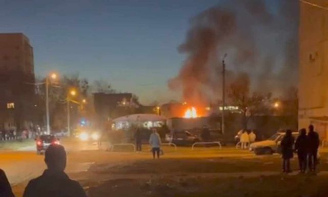 Два человека пострадали во время пожара в гаражном кооперативе