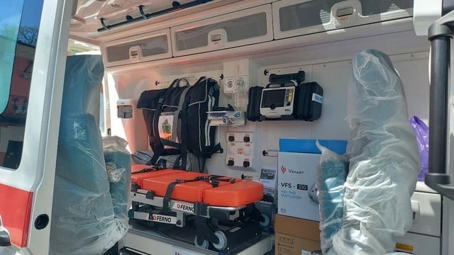 Первый спецавтомобиль для больных коронавирусом получили медики Харькова