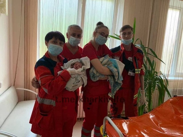 Бригада скорой помощи приняла двойню в экстремальных условиях