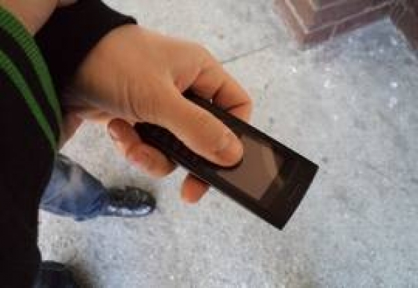 Парень украл телефон у знакомого