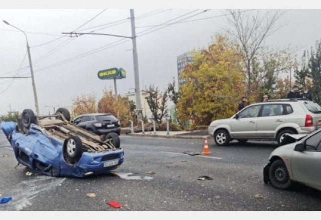 В ДТП на проспекте Льва Ландау пострадали два человека
