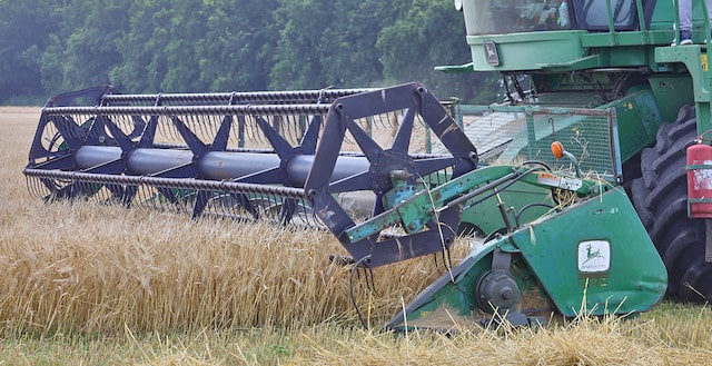 На Харьковщине продолжается уборка озимых культур