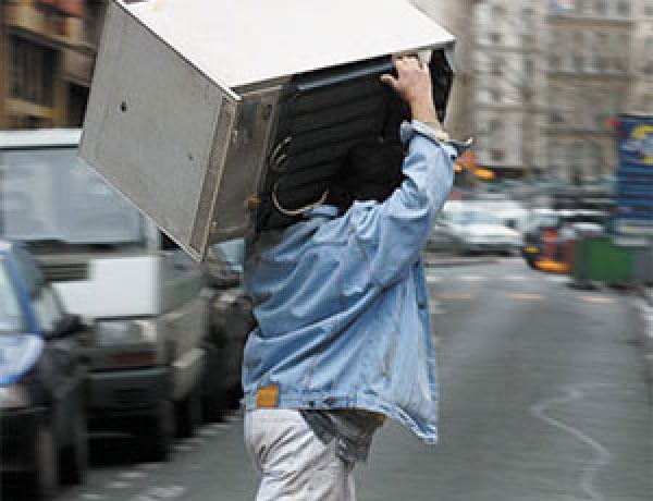 На Харьковщине у мужчины украли холодильник