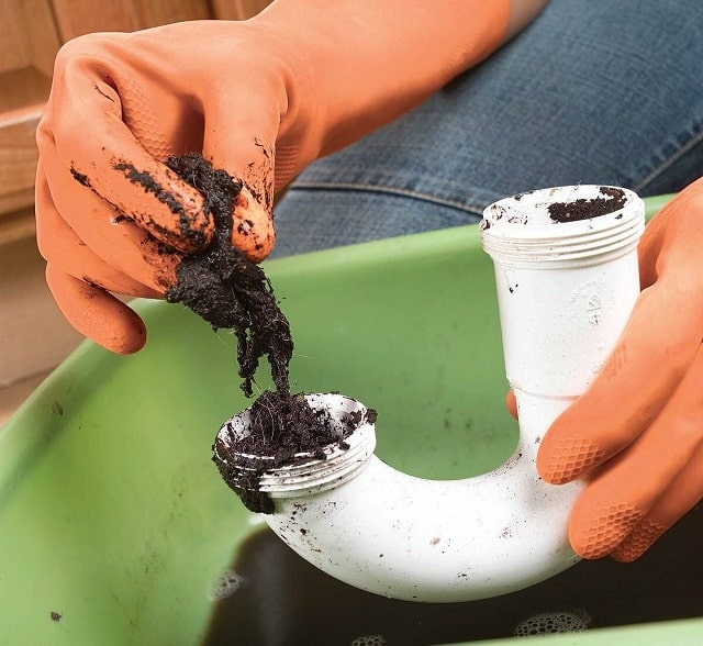 Как прочистить засор в канализационной трубе: обзор способов и их эффективности