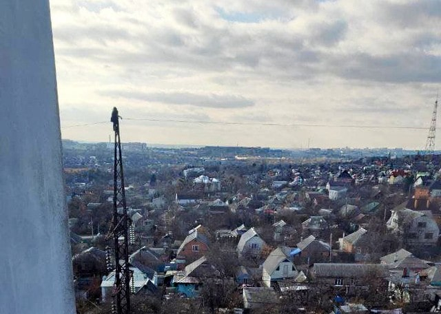 В Немышлянском районе женщина забралась на высоковольтную опору