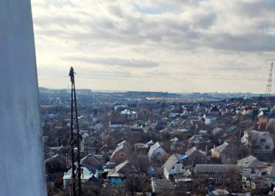 В Немышлянском районе женщина забралась на высоковольтную опору