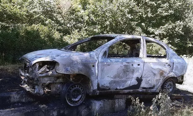 Пытаясь погасить загоревшийся автомобиль, его владелец попал в больницу