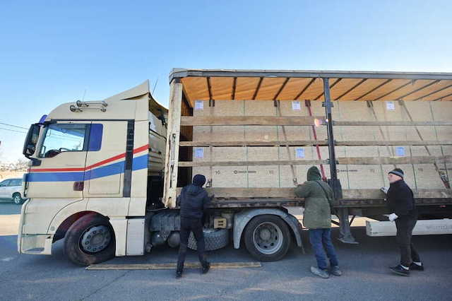 Жителям пострадавших домов предоставляют материалы для ремонта