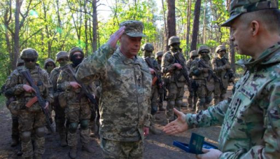 Главком ВСУ Александр Сырский вручил харьковчанину «Серебряный крест»