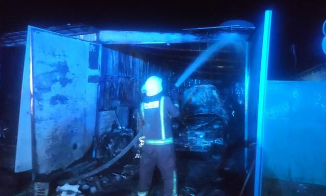 В Купянске горел гараж с автомобилями – пострадал их владелец