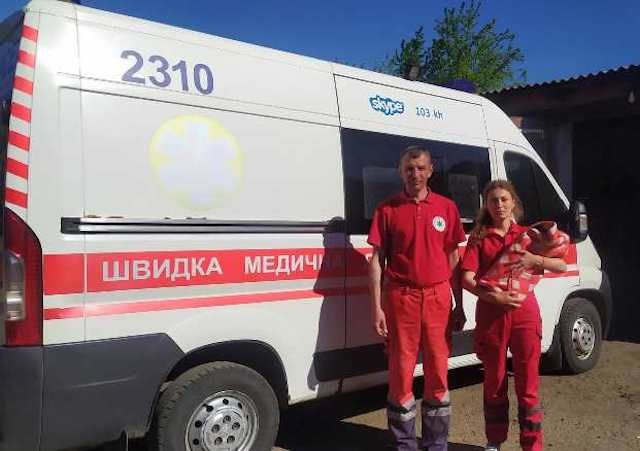 Бригада экстренной медицинской помощи 2310 прямо в машине приняла роды