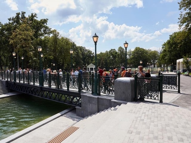 В обновленной центральной части сада Шевченко уже орудуют хулиганы