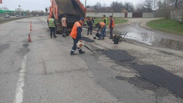 В области приступили к ямочному ремонту некоторых дорожных магистралей