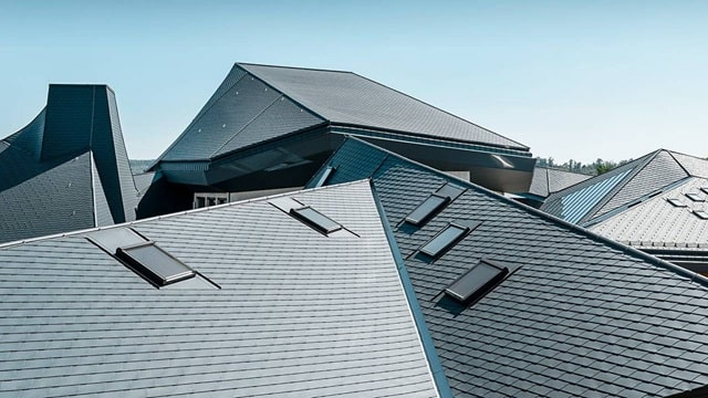 Кровля из металлочерепицы и кровля из оцинкованной стали: сравнение и особенности