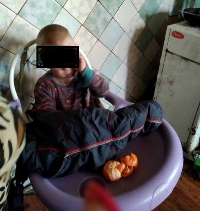 Маленького мальчика забрали у горе-матери и отвезли в детскую больницу