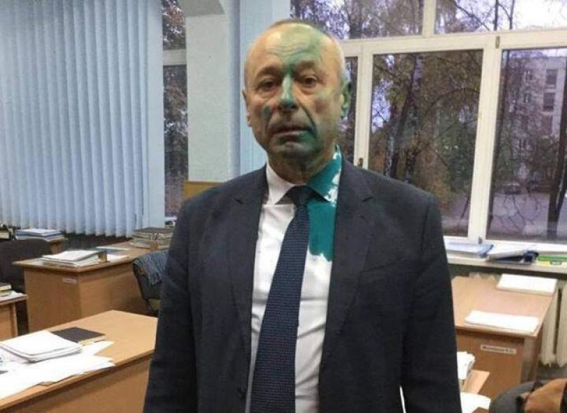 В Харькове кандидата на должность ректора ХАИ облили зеленкой (фотофакт)