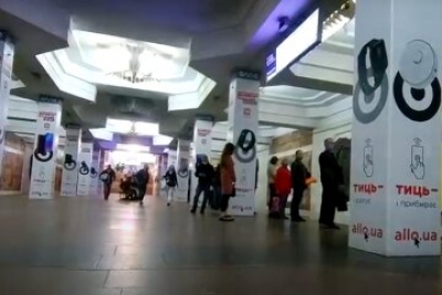 На Алексеевской ветке метро девушку спасли от рокового шага