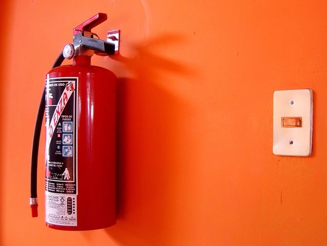 Надійне зберігання та доступ до обладнання: кріплення та тримачі для вогнегасників