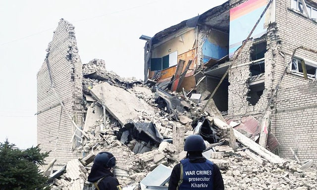 Российские оккупантами тремя «Шахедами» разрушили гимназию в Изюме