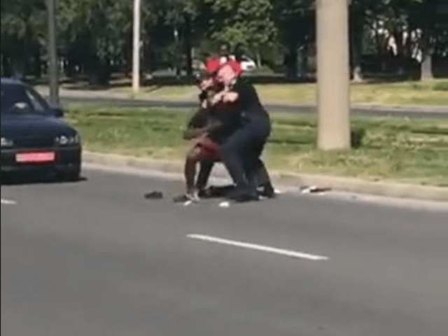 В Харькове темнокожий парень подрался с патрульными, а после – сбежал (видео)