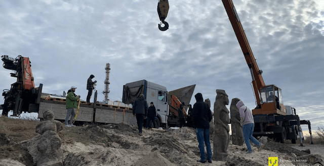 Под Изюмом демонтировали скульптуры скифско-половецкого периода