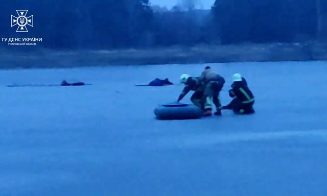 На водоеме в Песочине под лед провалился рыбак