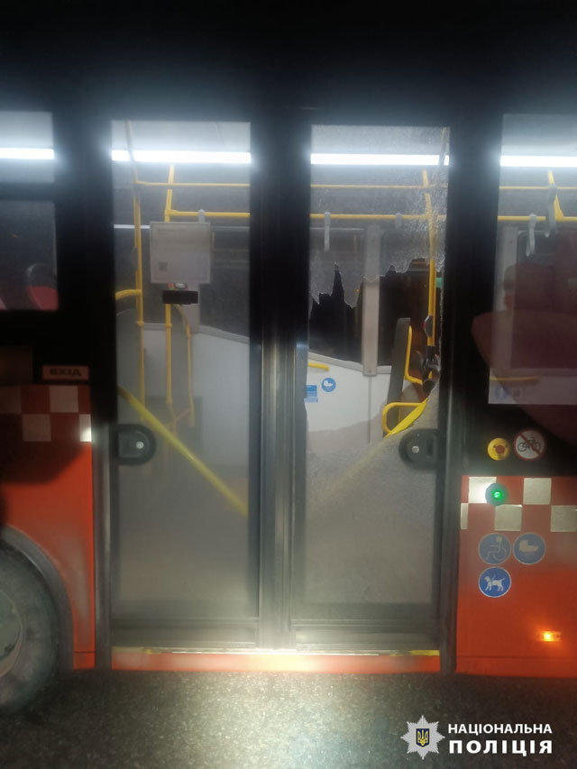 Хулиганы обстреляли пассажирские автобусы в Харькове