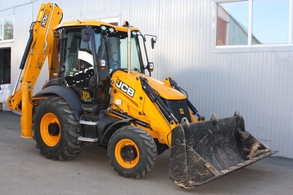 В Харькове пьяный мужчина приехал рушить дом супруги на тракторе