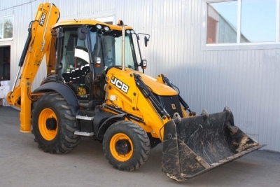 В Харькове пьяный мужчина приехал рушить дом супруги на тракторе