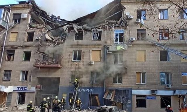 Ракетными ударами разрушен многоэтажный дом и повреждено административное здание (фото)