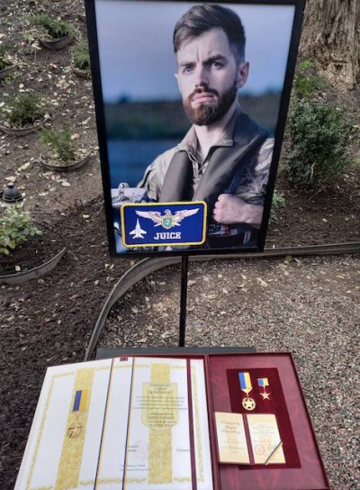 Президент Украины вручил орден «Золотая Звезда» матери погибшего летчика