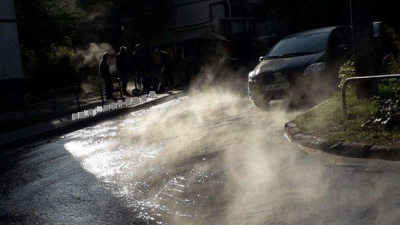 В центре Харькова проезжую часть залило кипятком (фото)