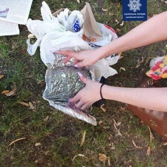 На проспекте Науки в Харькове задержали девушку с наркотиками