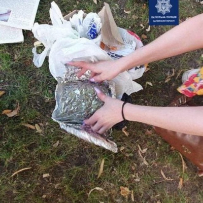На проспекте Науки в Харькове задержали девушку с наркотиками