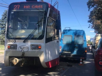 В Харькове трамвай дрифтанул и врезался в микроавтобус (фото)