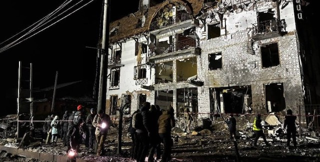 Две вражеские ракеты ударили по гостинице в Харькове