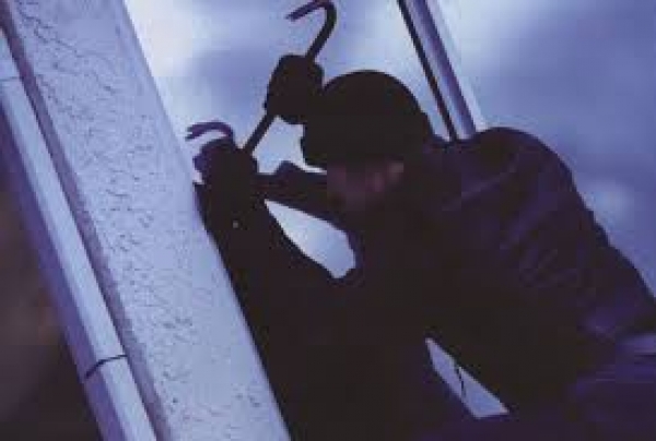 Мужчина обокрал детей