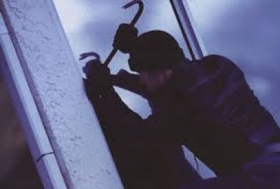 Мужчина обокрал детей