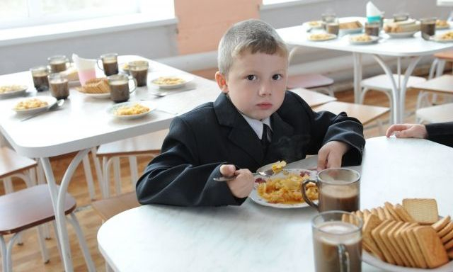 Глава фирмы, поставлявшей продукты питания в школы, подозревается в махинациях