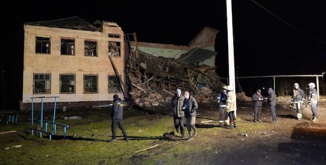 Вражеская ракета разрушила здание школы в Основянском районе Харькова