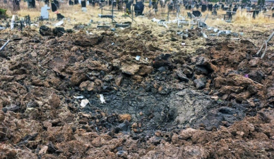 Российские оккупанты боятся уже мертвых — сбросили авиабомбу на кладбище