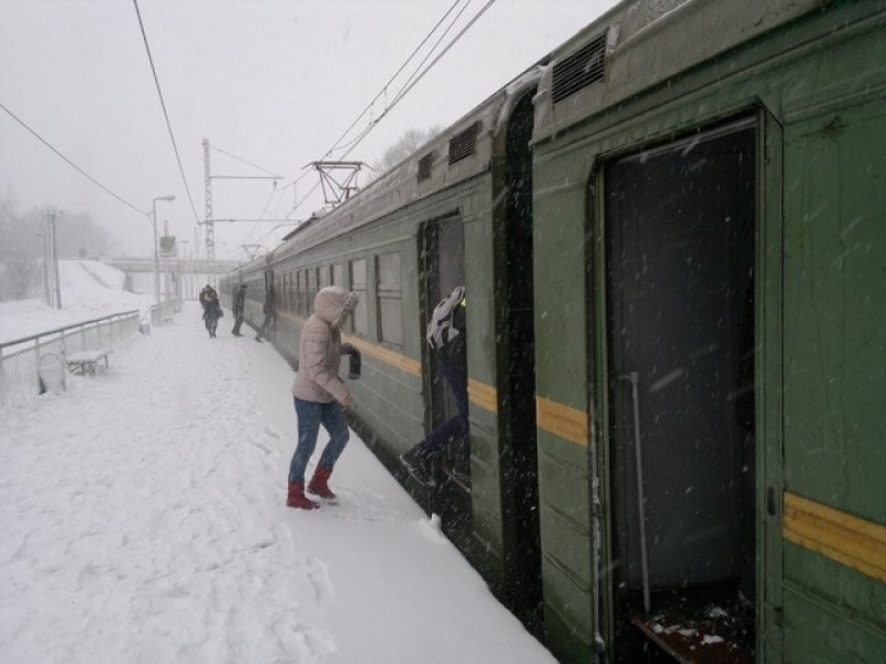 Двое молодчиков напали на несовершеннолетнего в поезде