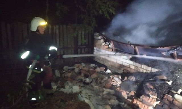 В Валковском районе сгорела хозпостройка с семенами подсолнечника